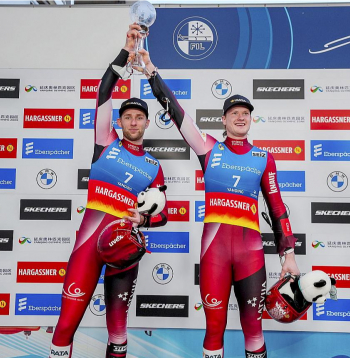 Mārtiņš Bots (no labās) un Roberts Plūme pieraduši pie pjedestāla starmešu gaismām.