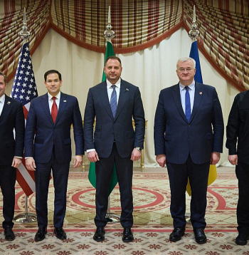 Sarunās Saūda Arābijas pilsētā Džidā piedalījās (no kreisās): ASV nacionālās drošības padomnieks Maiks Volcs, ASV valsts sekretārs Marko Rubio, Ukrainas prezidenta biroja vadītājs Andrijs Jermaks, Ukrainas ārlietu ministrs Andrijs Sibiha un Ukrainas aizsardzības ministrs Rustems Umerovs.