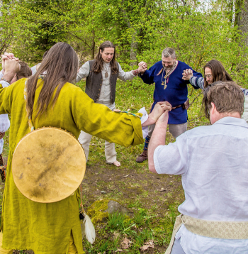Ūsiņa laikā pieguļā vīriem savas spēles, rituāli un spēkošanās. Meitām un sievām – savas un atsevišķi.