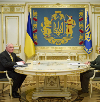 Kīts Kellogs sarunājas ar Ukrainas prezidentu Volodimiru Zelenski.