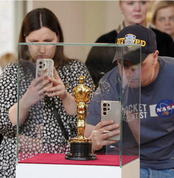 Latvijas Nacionālajā mākslas muzejā bija apskatāmi režisora Ginta Zilbaloža animācijas filmai "Straume" piešķirtie apbalvojumi.