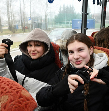 Iecavas jaunietes zina, ka piesprādzēšanās busā ir svarīga pašu drošībai.