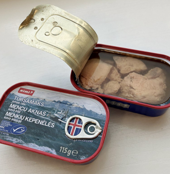 Kāds "Latvijas Avīzes" lasītājs dalījās savā pieredzē ar produkta "Mencu aknas Rimi" nodošanu atpakaļ pārdevējam. Veikalā konservu kārbu atdošana tirgotājam aizņēmusi septiņas minūtes. Atvainošanos par neērtībām neesot saņēmis. Tā, uzdrukāta uz papīra lapas, lasāma informācijas punktā.
