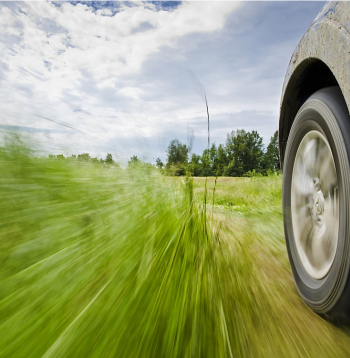 Jaunu, šajā brīdī patiešām ekoloģijas prasībām atbilstošu auto laukos dzīvojošais nevar atļauties nopirkt, bet veca auto lāpīšana ir tikai sevis un kontrolējošo iestāžu mānīšana.