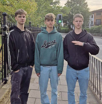Londonas "Fulham" akadēmijā sevi labi pierāda latviešu ģimenē Anglijā uzaugušais Markuss Gomins (centrā). Attēlā viņš ar vecākajiem brāļiem Robertu (no kreisās) un Raulu.