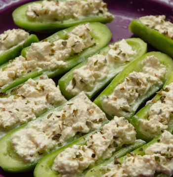 Gurķi ar tunča un avokado pildījumu.