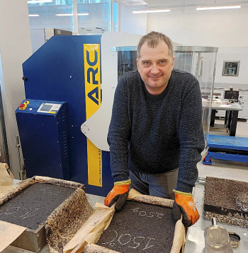 RTU profesors, Dr. sc. ing. Viktors Haritonovs ar ceļu būvniecības inovāciju projektiem darbojas jau 25 gadus, laboratorijā joprojām nekautrējas no melnajiem darbiem un uzsver: "Zinātne ir gatava visiem pavērsieniem. RTU varam izstrādāt receptūru arī "koka asfaltbetonam", kurā naftas bitumena saistviela ir aizstāta ar bioloģiskiem polimēriem, kas iegūti no koksnes vai salmiem."
