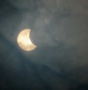Latvijā vērojams daļējs Saules aptumsums.