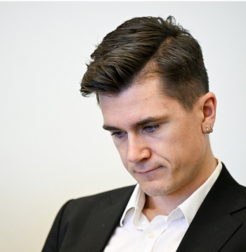 Norvēģis Jākobs Ingebrigsens šobrīd ir viena no lielākajām vieglatlētikas zvaigznēm pasaulē. Viņnedēļ viņš devās uz tiesu, lai sniegtu liecības pret savu tēvu, kuru viņš un vēl divi brāļi apsūdz vardarbībā.