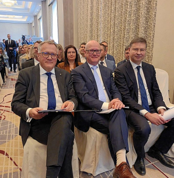 EIB grupas biroja atvēršana Rīgā uzskatāmi demonstrē bankas spēcīgo saikni ar Baltijas reģionu, pārliecināti ir finanšu ministrs Arvils Ašeradens (no kreisās), EIB viceprezidents Tomass Ēstross un Eiropas ekonomikas un produktivitātes komisārs Valdis Dombrovskis.