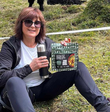 AS "Roga-Agro" līdzīpašniece Oņega Circene atpūtas brīdī gatavojas nogaršot uzņēmuma ražoto liofilizēto maltīti.
