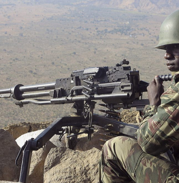 Kamerūnas karavīrs uzmana situāciju valsts ziemeļos Mandaras kalnos pie Nigērijas robežas, kur jāsargās no "Boko Haram" fanātiķiem.
