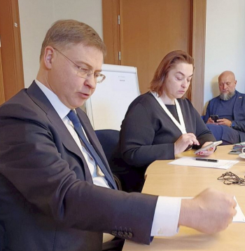 "Ja gribam mieru, jāgatavojas karam," atgādinot sen zināmo, bet piemirsto seno romiešu teicienu, strauji mainīgo situāciju pasaulē Latvijas medijiem skaidro Eiropas ekonomikas un produktivitātes, īstenošanas un vienkāršošanas komisārs Valdis Dombrovskis, palīdzot padomdevējai politikas jautājumos Maijai Celmiņai.