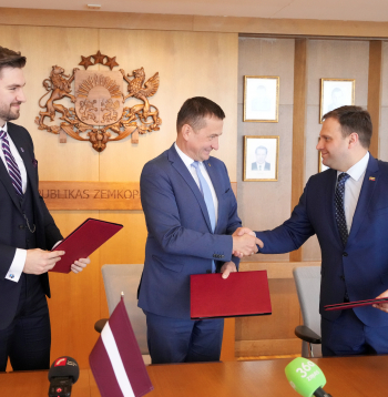 Igaunijas reģionālo lietu un zemkopības ministrs Hendriks Johanness Terras (no kreisās), Latvijas zemkopības ministrs Armands Krauze un Lietuvas zemkopības ministrs Ignas Hofmans paraksta kopīgu deklarāciju par Eiropas Komisijas paziņojumu un redzējumu lauksaimniecības un pārtikas jomā.