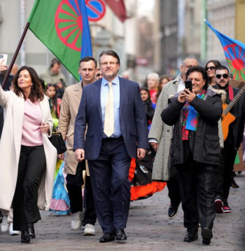 Partijas "Latvija pirmajā vietā" Rīgas mēra amata kandidāts, Saeimas deputāts Ainārs Šlesers un Saeimas deputāte Ramona Petraviča piedalās Starptautiskās Romu dienas svinībās Vecrīgā.