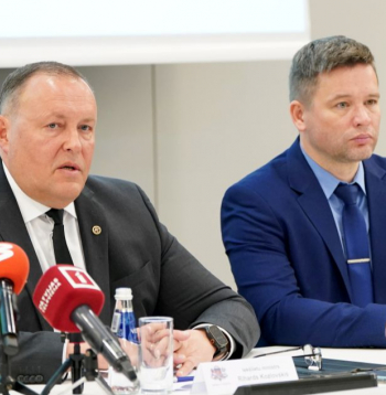 Iekšlietu ministrs Rihards Kozlovskis (no kreisās) un Rīgas domes Civilās aizsardzības un operatīvās informācijas pārvaldes vadītājs Gints Reinsons.