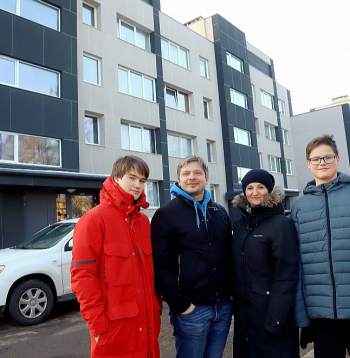 Siguldas Pulkveža Brieža ielas 24. nama iedzīvotāja Kristīne Niedra: "Par mana četru cilvēku ģimenei piederošo 67 kvadrātmetru triju istabu dzīvokļa apkuri agrāk maksājām 90 līdz 180 eiro mēnesī – atkarībā no āra gaisa temperatūras. Bankas aizdevuma 15 gadu termiņam beidzoties, par apkuri maksāsim krietni mazāk nekā līdz šim."