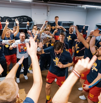 "FS Masters/Ulbroka" ģērbtuvē kluba ceturtā Latvijas čempionu titula svinības.