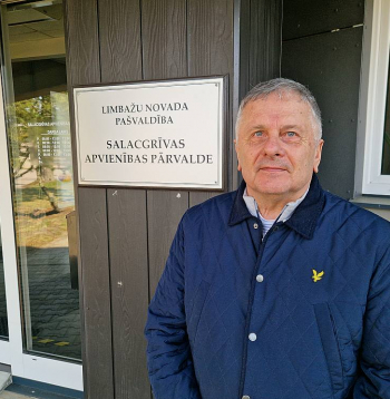 "Tā kā lielākā daļa novada iedzīvotāju, kuri dzīvo divu kilometru rādiusa no vietas, kurā iecerēts būvēt vēja elektrostaciju, nevēlas to redzēt sava īpašuma tuvumā, arī pašvaldība ir nostājusies iedzīvotāju pusē. Par kompensācijām neesam pat vēl domājuši, jo negribam dalīt lāčādu, kamēr vēl lācis ir mežā," saka Limbažu novada Salacgrīvas apvienotās pārvaldes vadītājs Andris Zunde.