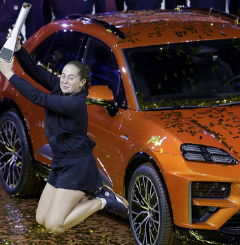 Čempiones lēciens – Aļona Ostapenko ar Štutgartes turnīra balvu rokās pie "Porsche" markas automašīnas, kas arī pienākas titula ieguvējai.