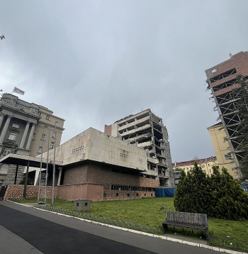 Sabombardētais bijušās Dienvidslāvijas armijas Ģenerālštābs atrodas Belgradas centrā blakus valdības ēkai, Valsts bankai un vairākām ministrijām.