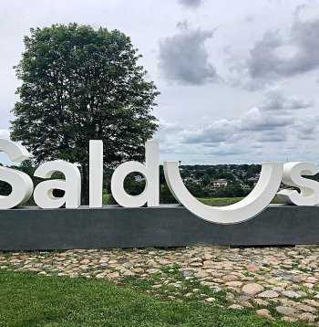 Saldus kā pašvaldības centrs attīstās un ir sakopts, par padarīto spriež domes pārstāvji. Netiek noliegts, ka par lauku pagastiem līdz šim domāts mazāk.