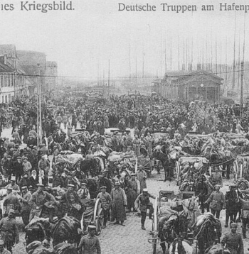 Vācu karavīri Liepājas ostas laukumā 1915. gadā.