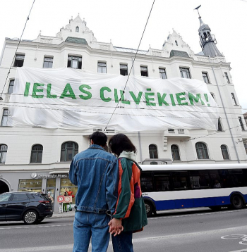 Zaļo mērķu vārdā Rīga plāno ierobežot iebraukšanas iespējas pilsētas centrā. Vecākiem auto tas varētu būt liegts jau pēc diviem gadiem. Par iecerēm veidot Zemo emisiju zonu pilsētā gan vēl būs jābalso jaunā sasaukuma pašvaldības deputātiem.