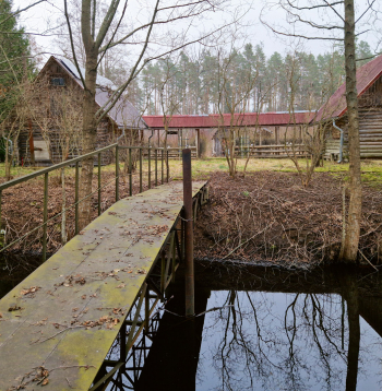 Skats uz mednieku māju.