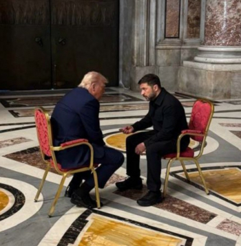 Zelenskis Svētā Pētera bazilikā sarunājas ar Trampu īsi pirms pāvesta Franciska bēru ceremonijas.