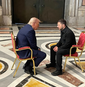 ASV prezidents Donalds Tramps un Ukrainas prezidents Volodimirs Zelenskis.