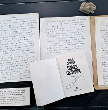 Fragments no izstādes "Sibīrijas pirmatnības apmātais" (11. aprīlis – 19. novembris, veltījums dzejnieka Olafa Gūtmaņa deviņām ekspedīcijām, dokumentējot izsūtīto latviešu ikdienu) Liepājas okupācijas muzeja otrajā stāvā.