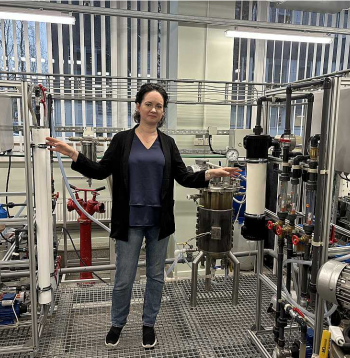 Projekta vadītāja RTU asociētā profesore Linda Mežule demonstrē projekta laikā izveidoto un patentēto daudzpakāpju membrānu sistēmu filtru, ar kuru ūdeni, cukura šķīdumu un cukuru atdala no nesašķeltajām daļiņām.