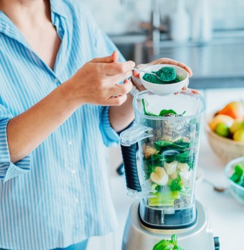 Svaiga spirulīna ir krēmveida masa bez izteiktas garšas un smaržas. Lai tā būtu garšīgāka, tiek pievienotas gan sulas, gan cidoniju, dzērveņu un citu augļu sīrupu.