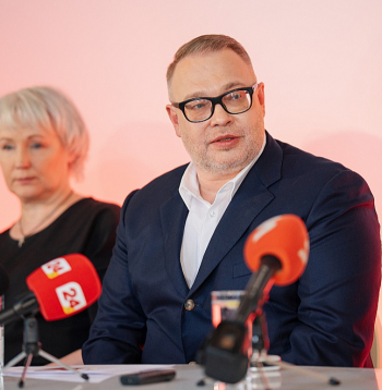 "Mēs mēģināsim atrast veidu, lai Raiņa vārds nonāktu līdz mums un mūsos uzsprāgtu," saka režisore Indra Roga. Attēlā: kopā ar Nacionālā teātra direktoru Māri Vītolu.