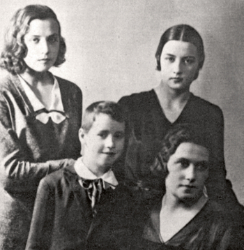 Saeimas deputāte Berta Pīpiņa ar dēlu Jāni un meitām Birutu (pa labi) un Noru. Bertas Pīpiņas ģimenes kopbilde žurnālā “Atpūta” (1.05.1932.)