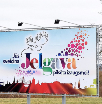 "Pilsēta izaugsmei" ir Jelgavas sauklis, tomēr pašvaldības vadība saņem arī kritiku, tā esot "kā vecs pulkstenis, kas vēl tikšķ, bet vairs nerāda pareizu laiku" un neveicinot attīstību.