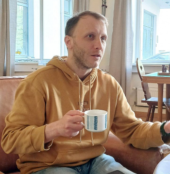 Deniss Kamaljagins dzimis 1985. gadā Ukrainā, Makejevkā. Sešu gadu vecumā pārcēlies uz Krieviju, uz Sahalīnu, vēlāk Jaroslavļu, bet skolas gaitas sācis Kostromas apgabalā. Par pleskavieti kļuvis 15 gadu vecumā, tur mācījies Pleskavas Politehniskajā institūtā Ekonomikas fakultātē.
