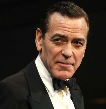 Holivudas sudrablapsa Džordžs Klūnijs lomas dēļ nokrāsojis matus.