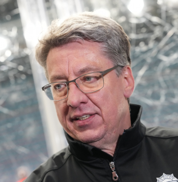 Latvijas hokeja izlases galvenais treneris Harijs Vītoliņš atbild uz žurnālistu jautājumiem treniņā ''Hovet'' arēnā pirms 2025. gada pasaules hokeja čempionāta Stokholmā.