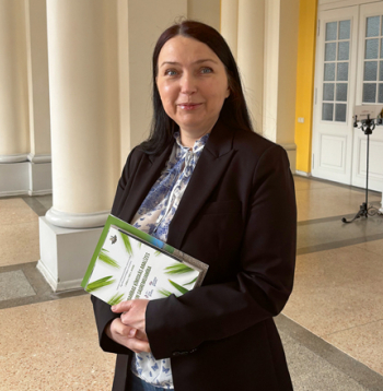 Latvijas Biozinātņu un tehnoloģiju universitātes (LBTU) Meža un vides zinātņu fakultātes asociētā profesore, inženierzinātņu doktore Laima Bērziņa Latvijā ir atbildīgā par lauksaimniecībā radīto SEG emisiju aprēķinu. Viņa ar SEG emisiju inventarizāciju darbojas kopš 2012. gada.
