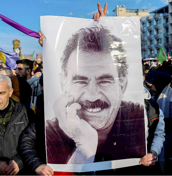 Kurdu demonstranti februārī Turcijas pilsētā Dijarbakirā ar plakātu, kurā attēlots Kurdistānas Strādnieku partijas dibinātājs Abdulla Edžalans.