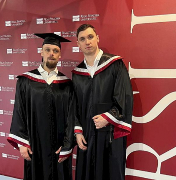 Krišs Grundmanis (no labās) un Roberts Jekimovs – plecu pie pleca bija bērnībā hokeja laukumā un abi arī sekmīgi absolvēja fizioterapijas studijas RSU Latvijas Sporta pedagoģijas akadēmijā.