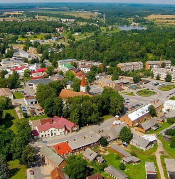 No malas varbūt šķiet, ka lielākās investīcijas nonāk Smiltenē, taču, rēķinot uz vienu iedzīvotāju, to sadale esot diezgan taisnīga.
