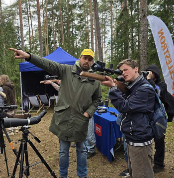 Uzdevumu jauniešiem – atrast, kur paslēpušies Latvijas dzīvnieki, – palīdz veikt "Pulsar Latvija" pārstāvis Viesturs Arklons, kas pasākumā piedalās jau daudzus gadus.