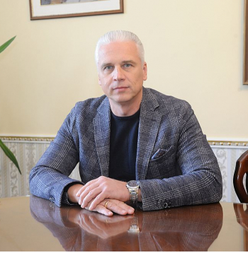 "Grozījumi Apdrošināšanas un pārapdrošināšanas izplatīšanas likumā nav sagatavoti, lai risinātu kādas nozarei aktuālas problēmas. Kā mums tika paskaidrots, tie tikuši sagatavoti tikai pēc LB iniciatīvas, "lai sakārtotu nozari", iepriekš gan nekonsultējoties ar pašu nozari pārstāvošajām organizācijām par šādas sakārtošanas nepieciešamību," asi kritisks par iecerētajām izmaiņām ir Latvijas Apdrošināšanas brokeru asociācijas (LABA) valdes priekšsēdētājs Aigars Krūms.