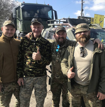 Šiem nacionālās gvardes karavīriem kārtējā četrus mēnešus ilgusī atrašanās frontē beigusies, viņi dodas atvaļinājumā uz mājām.