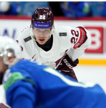 Latvijas hokeja izlases spēlētājs Toms Andersons.