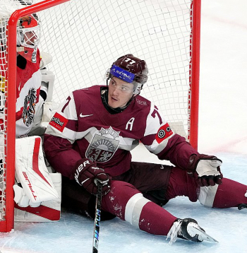 Latvijas izlases aizsargs Kristaps Zīle Austrijas izlases vārtos bija tikpat reižu, cik ripa – vienu. Par to gan vārtu guvumu hokejā nepiešķir...