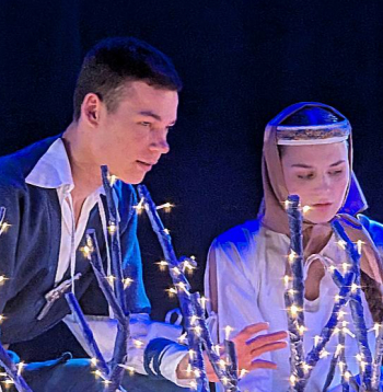 Skats no "Gada izrādes 2024" – Neatkarīgā jauniešu teātra iestudētās "Pūt, vējiņi" (režisors Mikus Krastiņš).